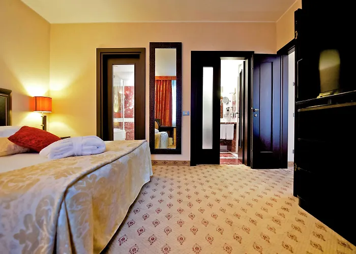 Отель Mercure West 4*