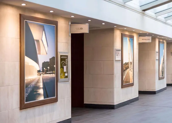 Mercure West מלון 4*