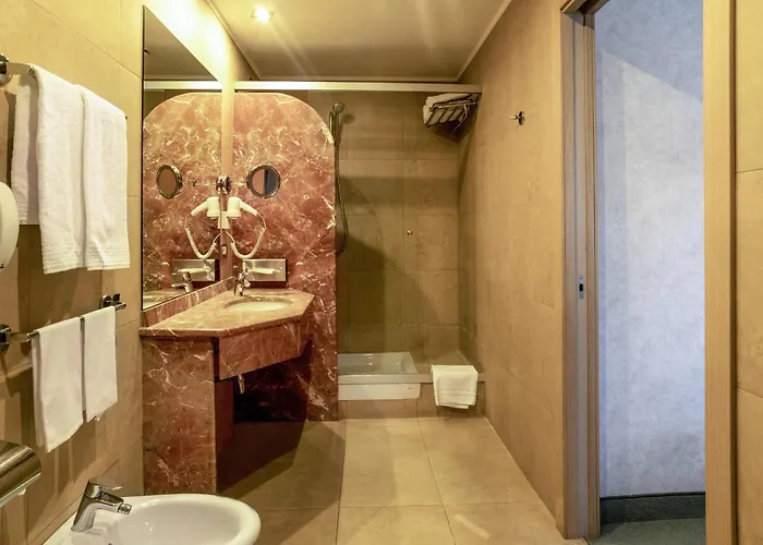 Mercure West מלון 4*