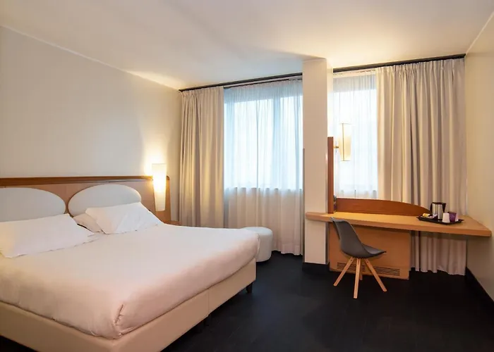 Отель Mercure West 4*